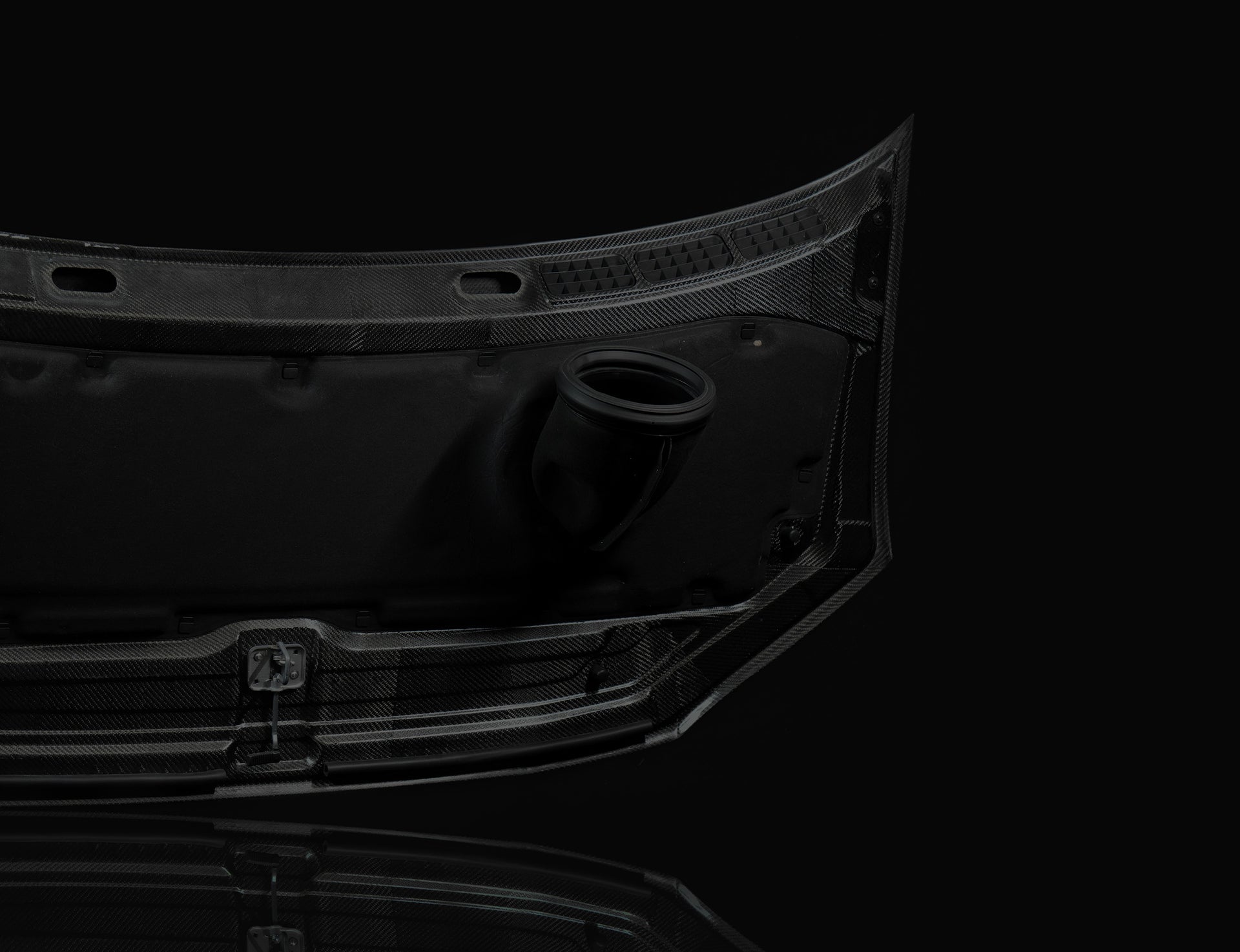 Detailaufnahme der Unterseite der Carbon-Motorhaube für den VANYX MAN TGE und VW Crafter mit Lüftung und Verriegelung