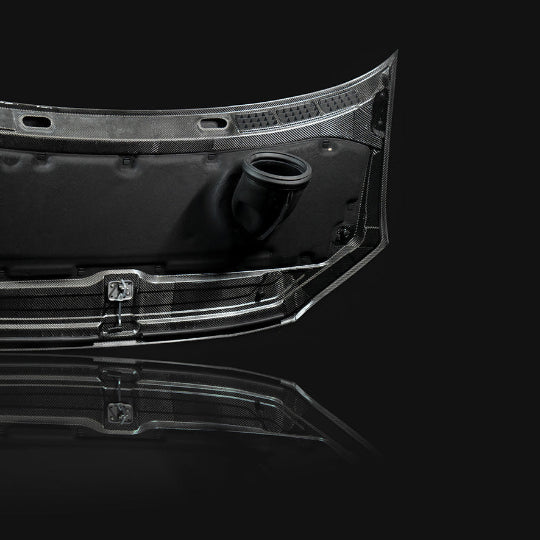 Detailaufnahme der Unterseite der Carbon-Motorhaube für den VANYX MAN TGE und VW Crafter mit Lüftung und Verriegelung