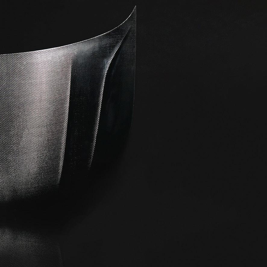 Detailaufnahme der linken Seite der VANYX Carbon-Motorhaube mit markanter Linienführung für MAN TGE und VW Crafter