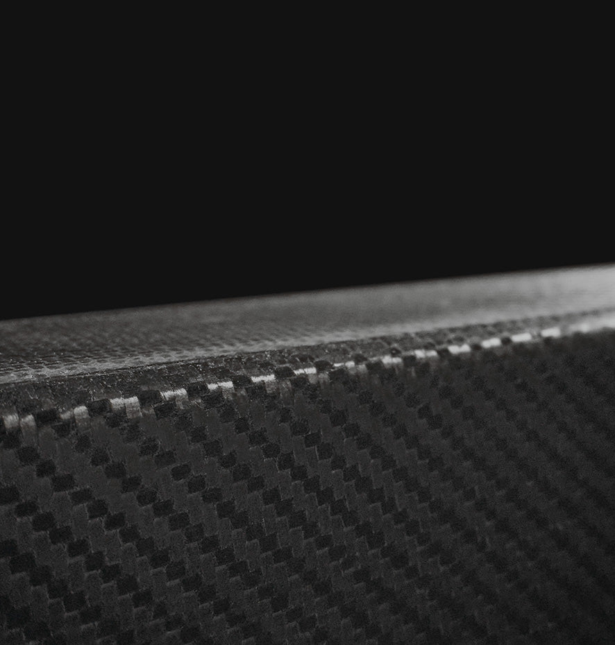 Nahaufnahme der präzisen Carbonstruktur des Longsleepers von VANYX