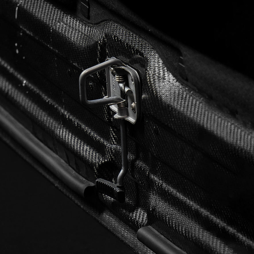 Nahaufnahme der Edelstahlverriegelung an der VANYX Carbon-Motorhaube für MAN TGE und VW Crafter