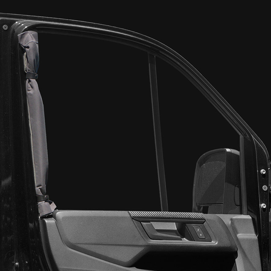 Aufgerollter Isolationsvorhang an der Fahrertür des VANYX Vans – elegant und funktional.Für MAN TGE und VW Crafter