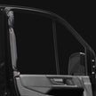 Aufgerollter Isolationsvorhang an der Fahrertür des VANYX Vans – elegant und funktional.Für MAN TGE und VW Crafter