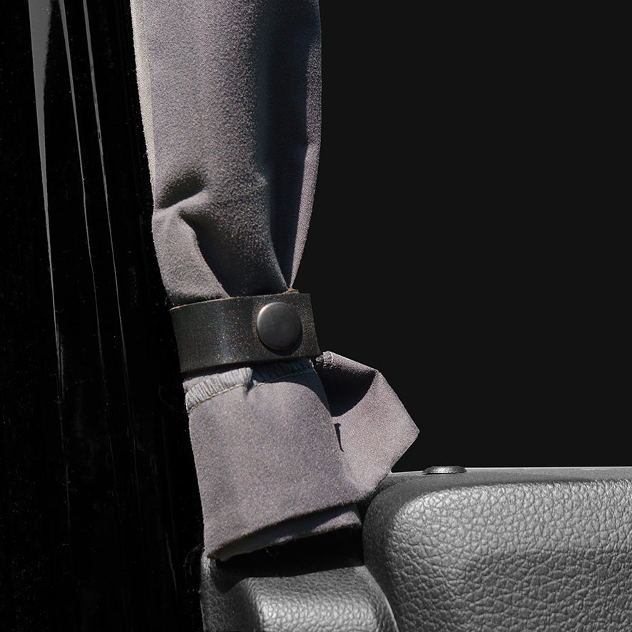 Detailaufnahme des zusammengerollten Isolationsvorhangs auf der Fahrerseite eines VANYX Camper Vans MAN TGE und VW Crafter