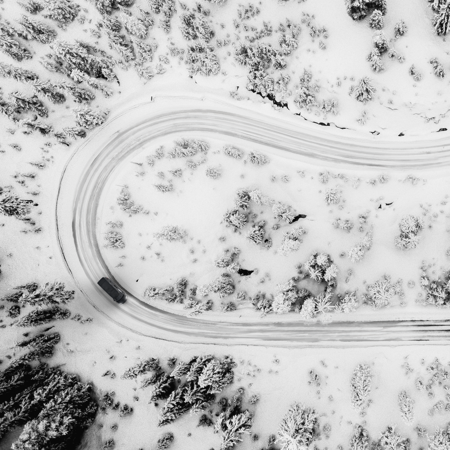 VANYX Camper Van auf verschneiter Bergstraße – luxuriös, autark und bereit für jedes Offroad-Abenteuer.