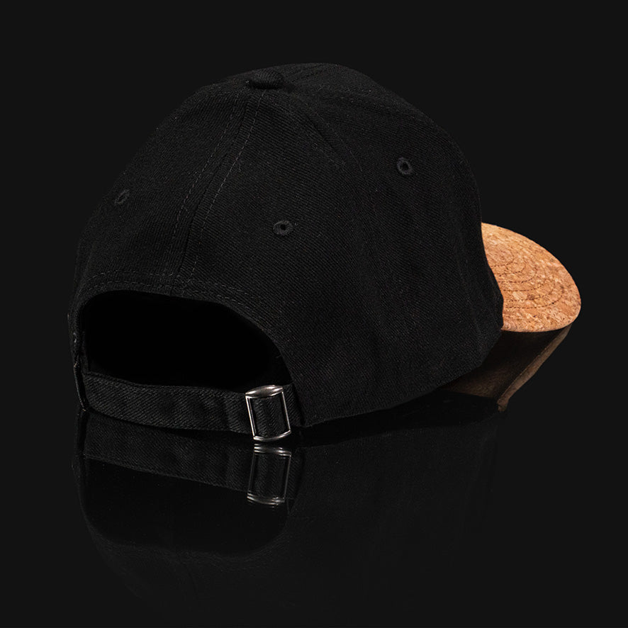 Schräge Rückansicht der schwarzen VANYX Snapback Cap mit Korkschirm und verstellbarem Verschluss