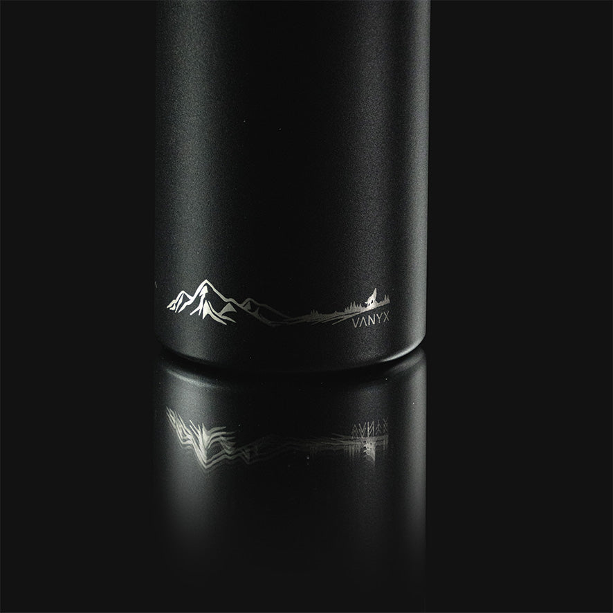 Detailansicht der schwarzen VANYX Thermoflasche mit eingraviertem Bergmotiv