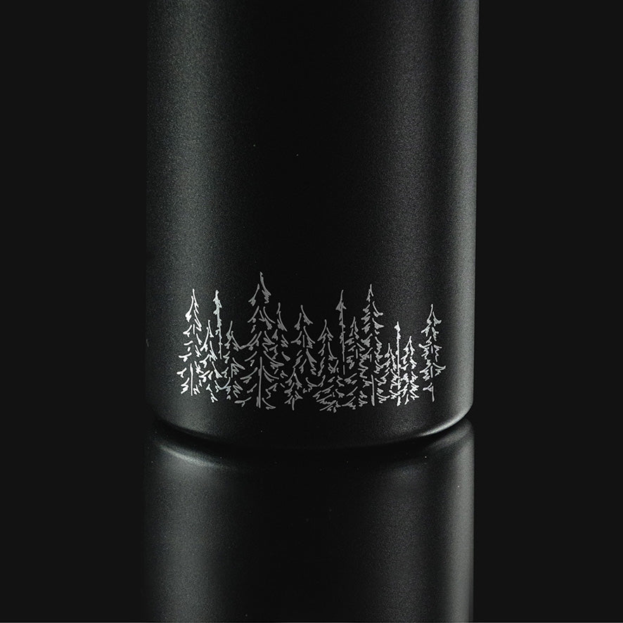 Detailansicht eines Tannenwald-Motivs auf der schwarzen VANYX Thermoflasche