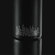 Detailansicht eines Tannenwald-Motivs auf der schwarzen VANYX Thermoflasche