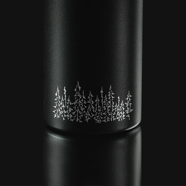 Detailansicht eines Tannenwald-Motivs auf der schwarzen VANYX Thermoflasche