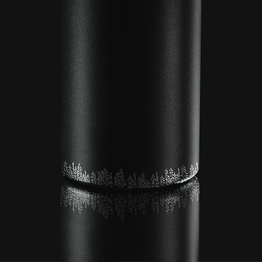 Detailansicht eines Waldmotivs als Liniengrafik auf der schwarzen VANYX Thermoflasche