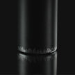 Detailansicht eines Waldmotivs als Liniengrafik auf der schwarzen VANYX Thermoflasche