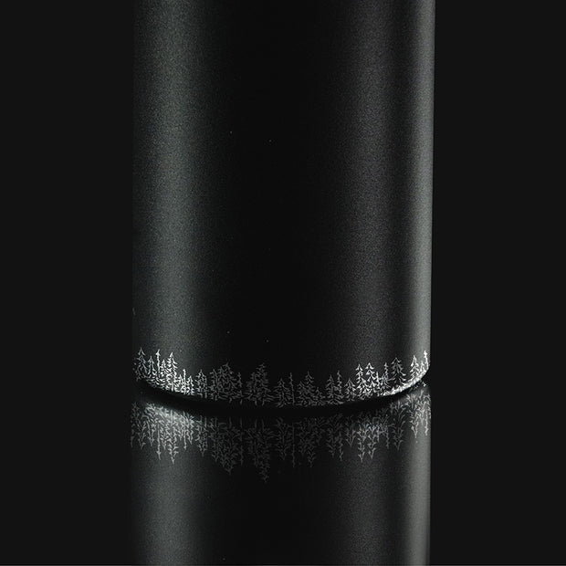 Detailansicht eines Waldmotivs als Liniengrafik auf der schwarzen VANYX Thermoflasche