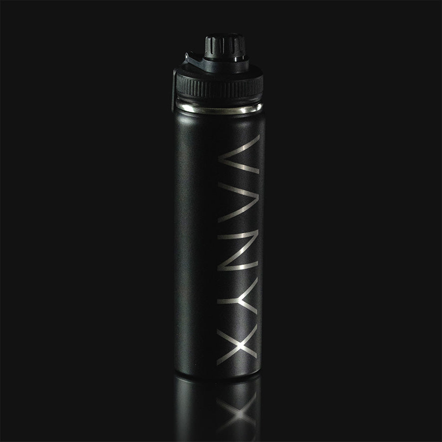 Schwarze VANYX Thermoflasche in Frontansicht mit vertikal grossem Logo