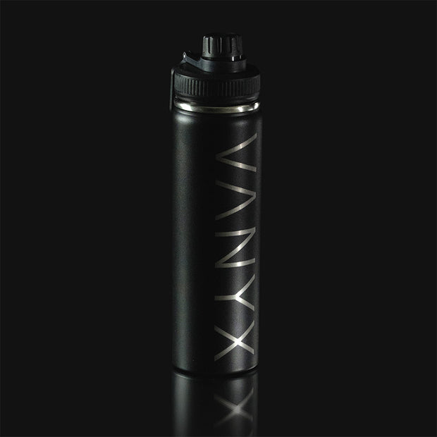 Schwarze VANYX Thermoflasche in Frontansicht mit vertikal grossem Logo