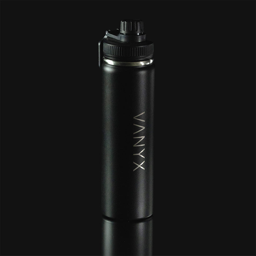 Schwarze VANYX Thermoflasche in Frontansicht mit vertikal kleinem Logo