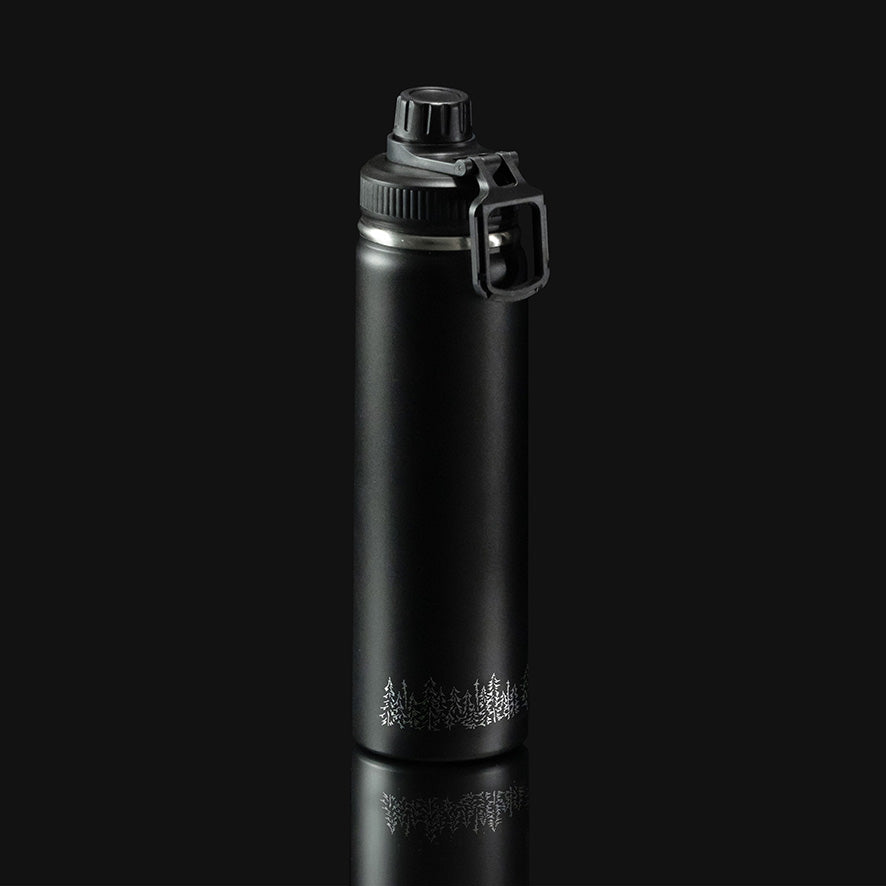 Schwarze VANYX Thermoflasche in Seitenansicht mit grossem Waldmotiv am unteren Rand