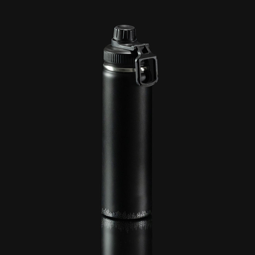 Schwarze VANYX Thermoflasche in Seitenansicht mit kleinem Waldmotiv am unteren Rand