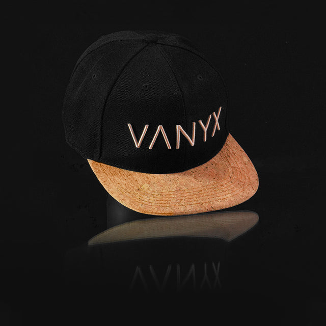 Vanyx Cap in Schwarz mit natürlichem Korkschirm und gesticktem Logo auf der Vorderseite