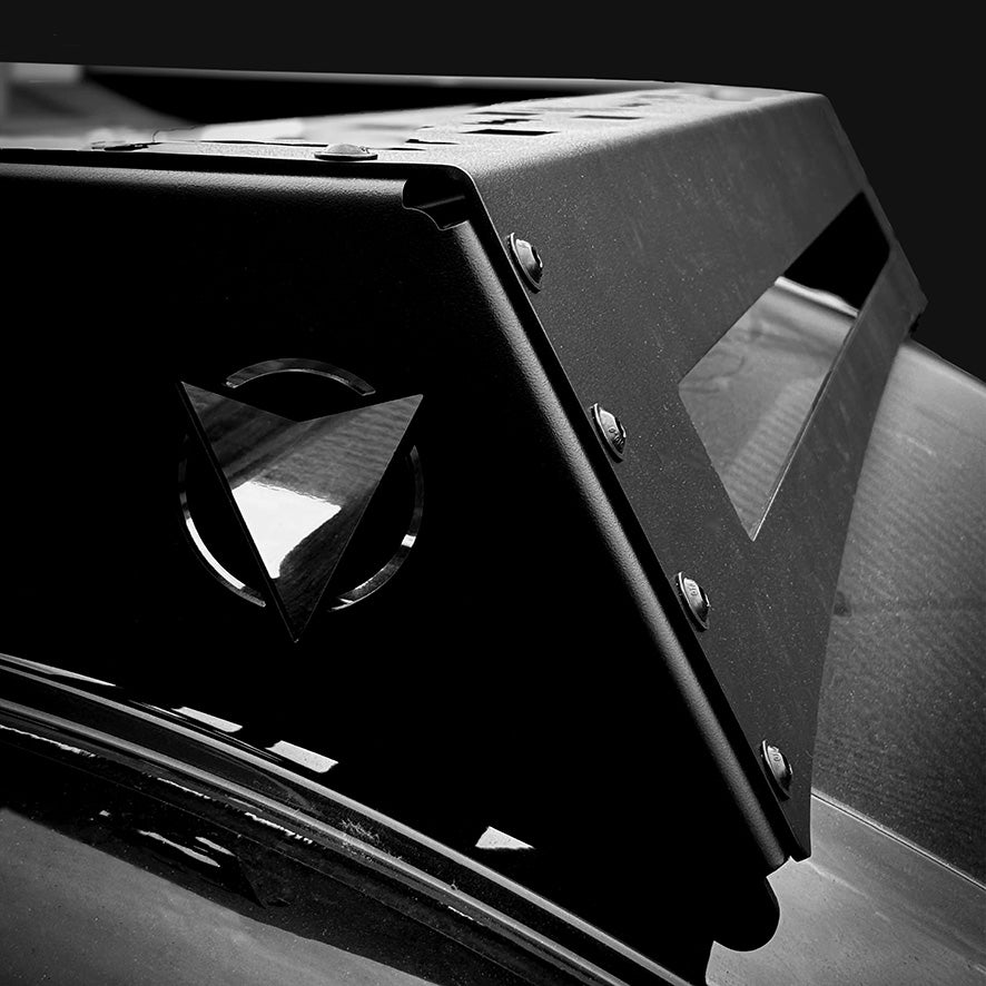 Detailansicht der Vanyx Dachträger-Front mit gelasertem Logo und Verschraubung