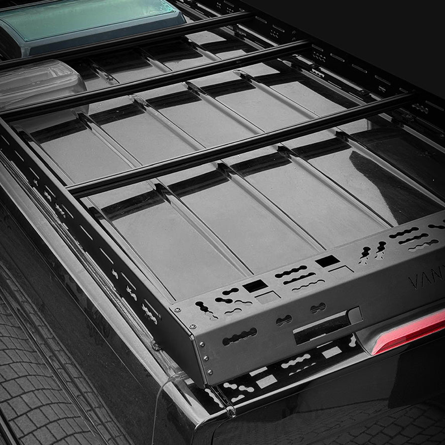 Rückansicht des Vanyx Dachträgers mit Montagesystem und Dachluken – robuste Konstruktion