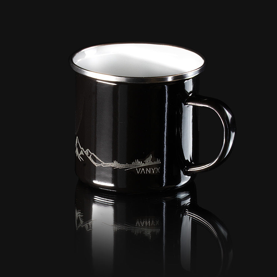 Schwarze Vanyx Emaille-Tasse mit Gravur von Bergen, Wald und Wolf