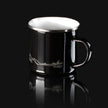 Schwarze Vanyx Emaille-Tasse mit Gravur von Bergen, Wald und Wolf