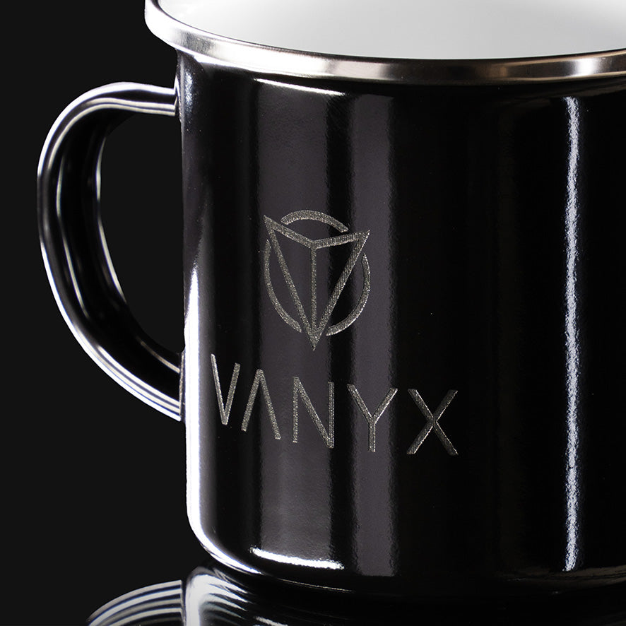 Detailansicht des Vanyx Logos auf schwarzer Emaille-Tasse