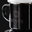 Detailansicht des Vanyx Logos auf schwarzer Emaille-Tasse