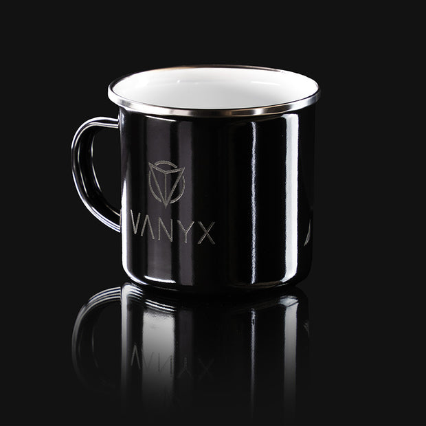 Schwarze Vanyx Emaille-Tasse mit graviertem Logo auf der Vorderseite
