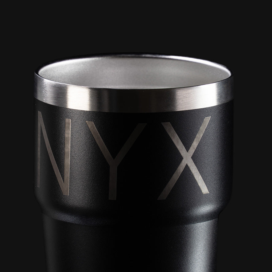 Detailansicht des schwarzen Vanyx Thermobechers mit Edelstahlrand und eingraviertem Logo