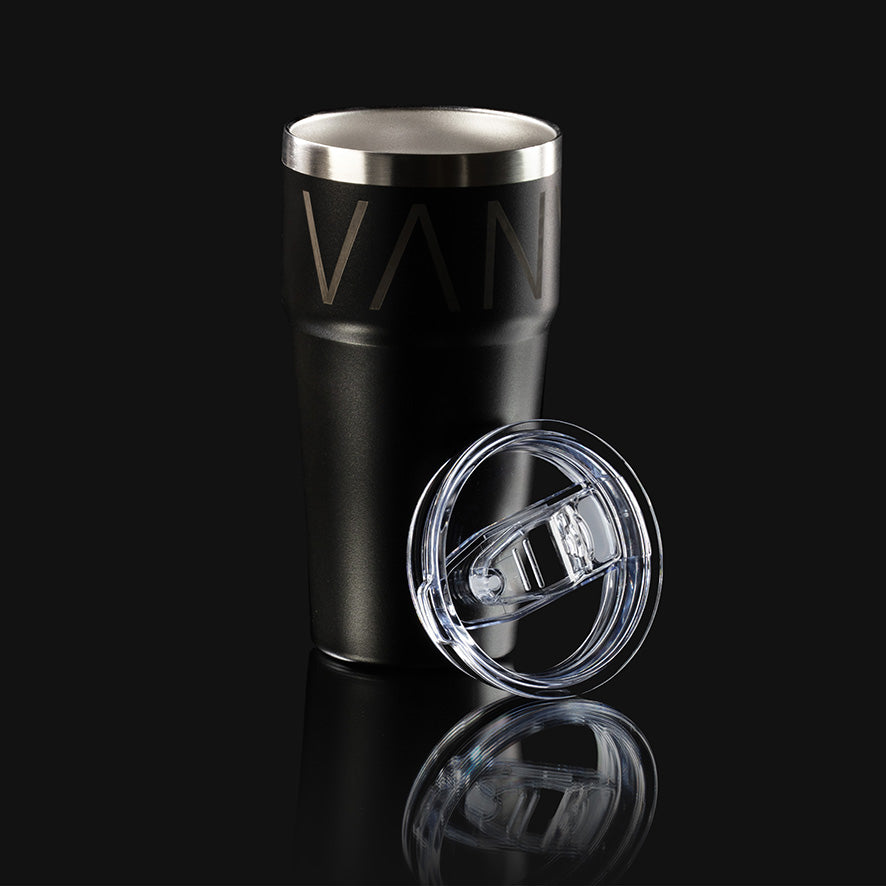 Schwarzer Vanyx Thermobecher aus Edelstahl mit transparentem Deckel daneben – isolierter Kaffeebecher