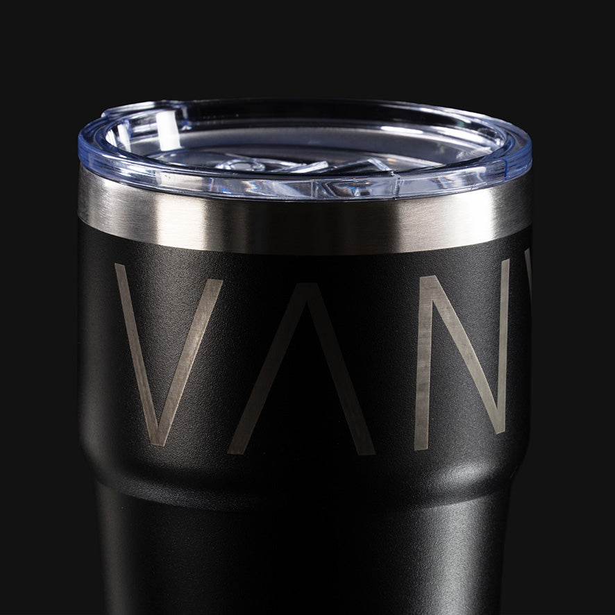 Schwarzer Vanyx Thermobecher mit aufgesetztem transparentem Deckel – isolierter Trinkbecher