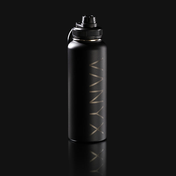 Schwarze Vanyx Trinkflasche aus Edelstahl mit Schraubverschluss auf schwarzem Hintergrund