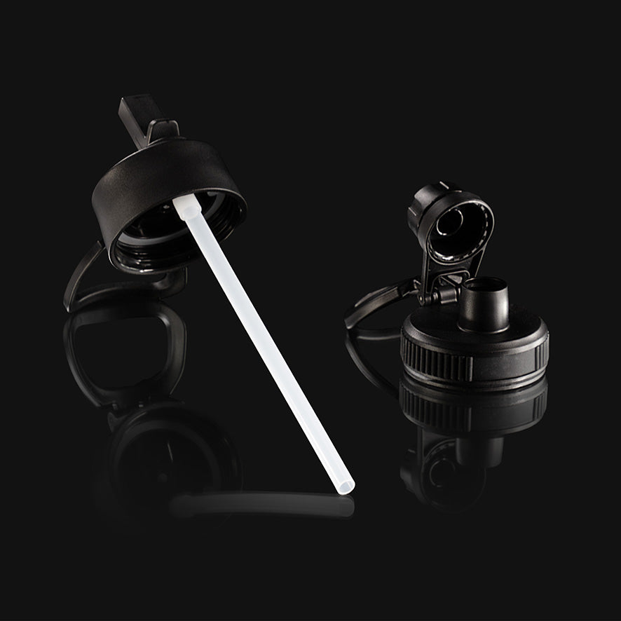 Zwei schwarze Wechsel-Deckel für Vanyx Edelstahl-Trinkflaschen – einer mit Strohhalm, einer mit Trinköffnung