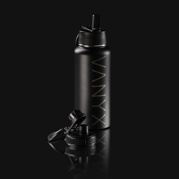 Schwarze Vanyx Edelstahl-Trinkflasche mit montiertem Strohhalm-Deckel, daneben Ersatzdeckel